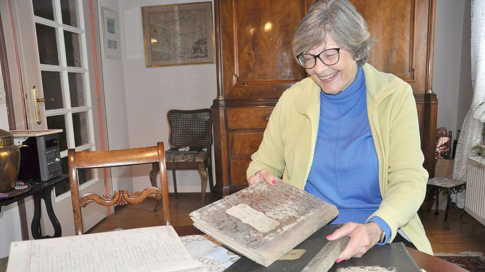 Kerstin Buss hat in ihrem Haus eine umfangreiche Sammlung alter Schriften, in denen sie zu Recherchezwecken liest. Foto: Ullrich