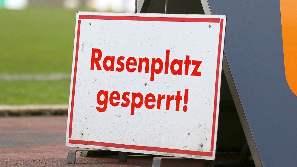 Einige Rasenplätze sind dieser Tage auch in Ostfriesland gesperrt. Foto: Imago