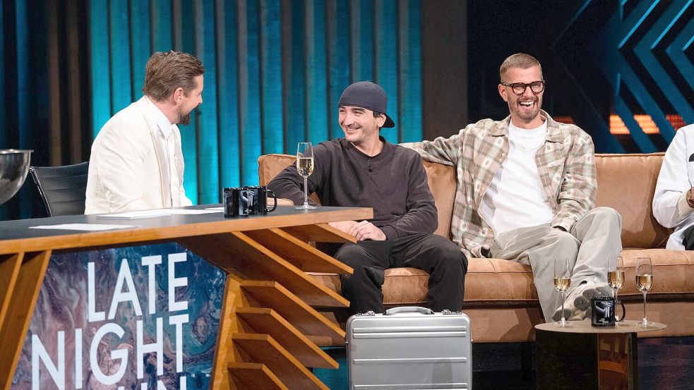 Bei „Late Night Berlin“ erzählte der Gewinner der Schatzsuche, Tobias (Mitte), dem Moderator Klaas Heufer-Umlauf (links) und Joko Winterscheidt, wie er den Moment des Kofferfundes erlebte. Foto: ProSieben