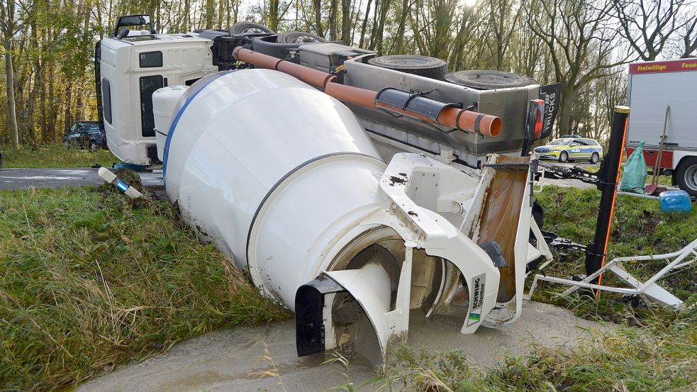 Aus dem Betonmischer läuft der beton in den Graben. Möglicherweise tritt auch Kraftstoff aus. Foto: Weers