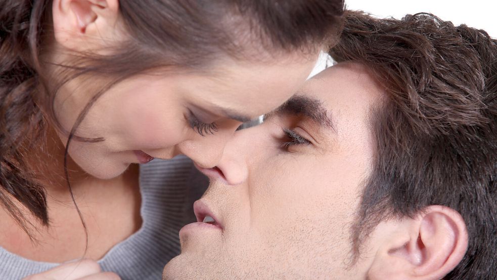 Innige Zuneigung, eine Liebe mit Inbrunst: Wer wünscht sich das nicht? Doch das Wort Inbrunst wirkt veraltet. Foto: IMAGO/YAY Images