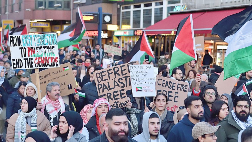 „Befreit Palästina“ - eine häufig geäußerte Forderung auf Demonstrationen gegen Israel. Was macht der Hamas-Terror, was macht der offen geäußerte Antisemitismus in Deutschland mit den Überlebenden des Holocaust? Psychoanalytiker Kurt Grünberg spricht von einem Klima der Angst für Juden. Foto: Imago Images/Daniel Kubirski