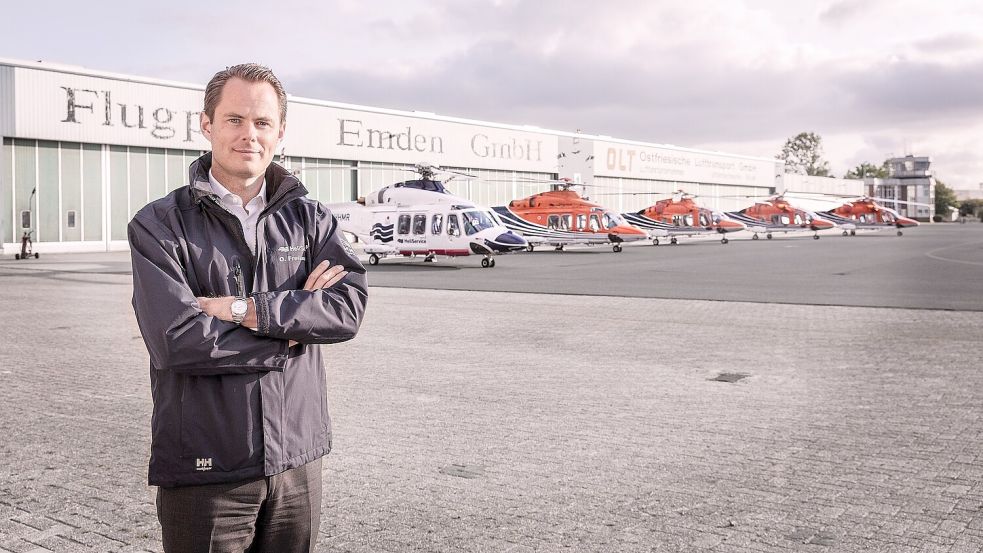 Vor einem Teil seiner Hubschrauber-Flotte: Heli-Service-Geschäftsführer Oliver Freiland. Foto: Maks Richter