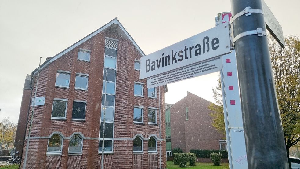 Mittlerweile wurden die Erklärtafeln unter dem Straßenschild angebracht. Foto: Bothe