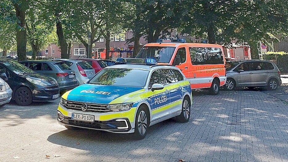 Als ein Junge an der Herrentorschule mit einem Messer verletzt wurde, war die Polizei mit mehreren Fahrzeugen und Einsatzkräften vor Ort. Foto: Hanssen/Archiv
