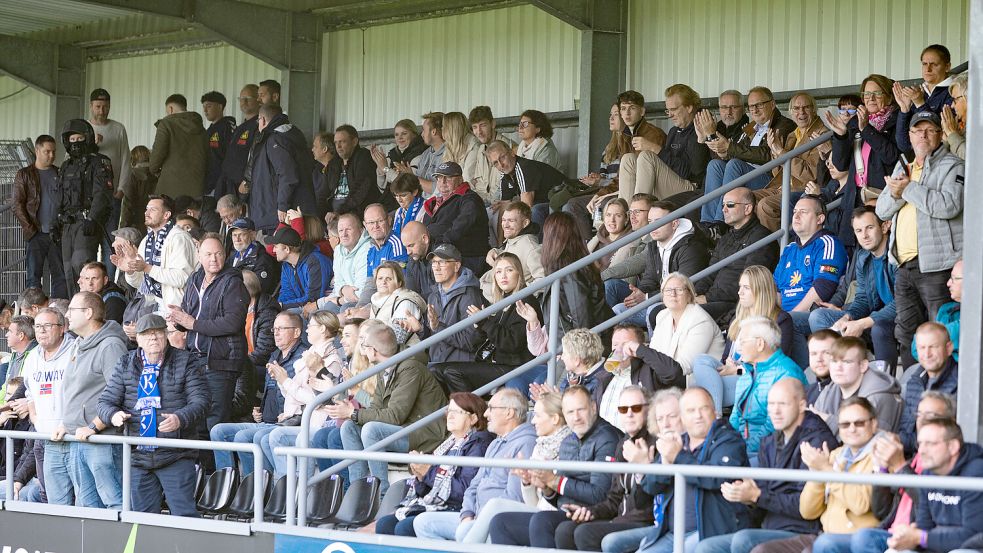 Die Verantwortlichen von Kickers Emden hoffen schon weit vor Anstoß des Heimspiels gegen Hannover auf eine gut gefüllte Tribüne. Foto: Doden, Emden