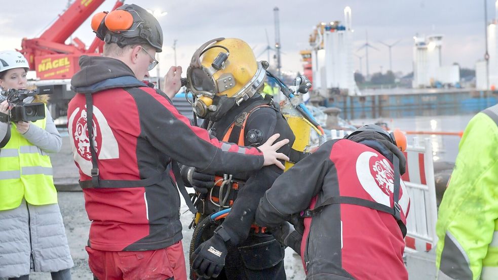 Bei der Bergung der „Sabine“ sind auch Taucher im Einsatz. Foto: Ortgies