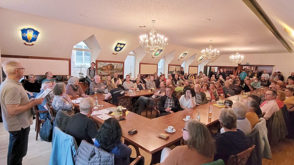 Der Saal im Norder Mittelhaus war voll: Viele Norder machten ihrem Ärger über die geplante Klinikschließung Luft. Foto: Rebecca Kresse