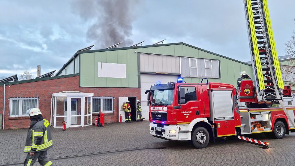 Die Feuerwehr war am Freitagmorgen in Wiesmoor im Einsatz. Foto: Feuerwehr/Bienhoff