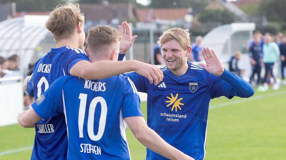 Kickers ist seit sieben Ligaspielen ungeschlagen und hofft diese Serie auch in Vorsfelde ausbauen zu können. Janek Siderkiewicz (rechts) kam aus der Landesliga nach Emden und erkämpfte sich einen Stammplatz. Foto: Doden/Emden