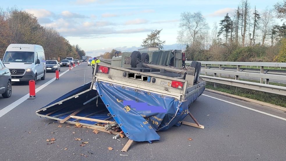 Transporter und Anhänger kamen entgegen der Fahrtrichtung zum Stillstand. Der Fahrer konnte sich unverletzt befreien. Foto: Polizei