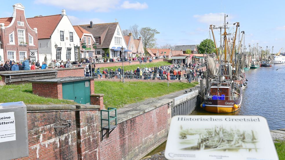 Greetsiel ist bei Touristen sehr beliebt, was manchmal für Verdruss bei den Einheimischen sorgt. Symbolfoto: Archiv/Wagenaar