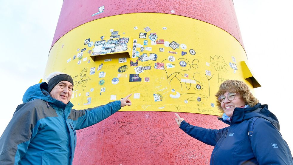 Uwe und Petra Braselmann aus Ennepetal. Ihr Verein, der 1.FC Köln, ist zwar auch am Pilsumer Leuchtturm verewigt, gut finden die beiden Urlauber es aber nicht, dass der Leuchtturm beschmiert und beklebt wird. Foto: Wagenaar