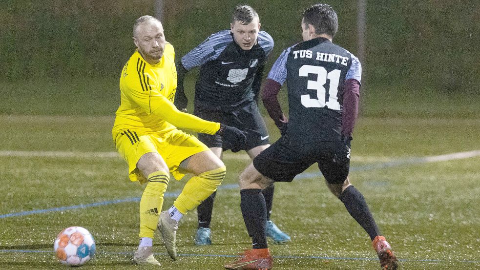 Der TuS Hinte (dunkle Trikots) holte dank eines späten Struddener Eigentores noch einen Punkt. Foto: Doden/Emden