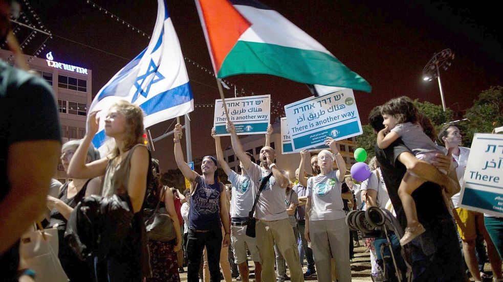 Demonstranten bei einer Friedensdemonstration in Tel Aviv. (Archivbild) Foto: Oded Balilty/AP/dpa