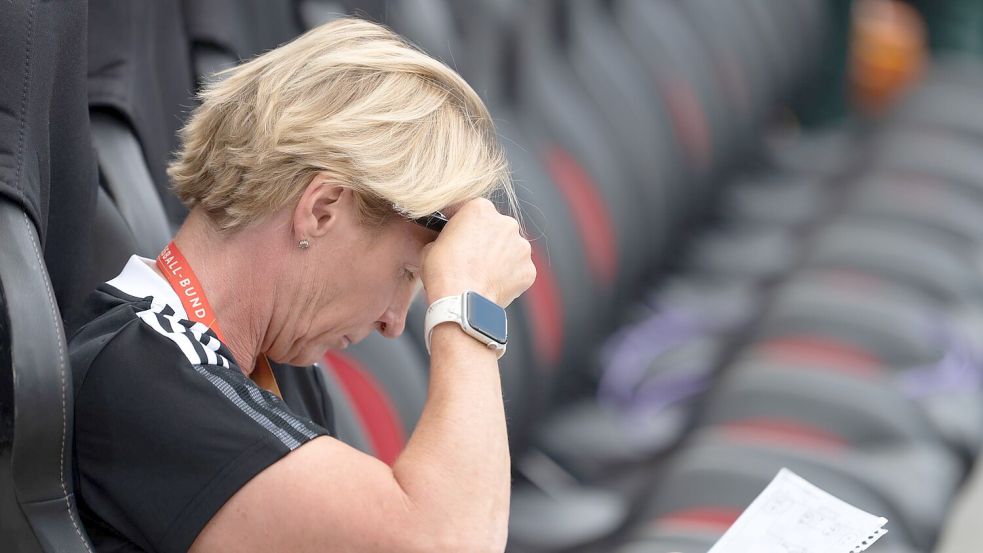 Ex-Bundestrainerin Martina Voss-Tecklenburg hat erstmals über ihre psychischen Probleme nach dem WM-Aus der deutschen Fußballerinnen gesprochen. Foto: Sebastian Gollnow/dpa