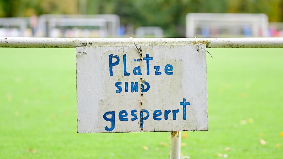 Solch ein Schild ziert derzeit einige Fußballplätze in der Region. Sie sind zu nass, um darauf kicken zu können. Nun hat der Fußballkreis darauf reagiert. Foto: Imago