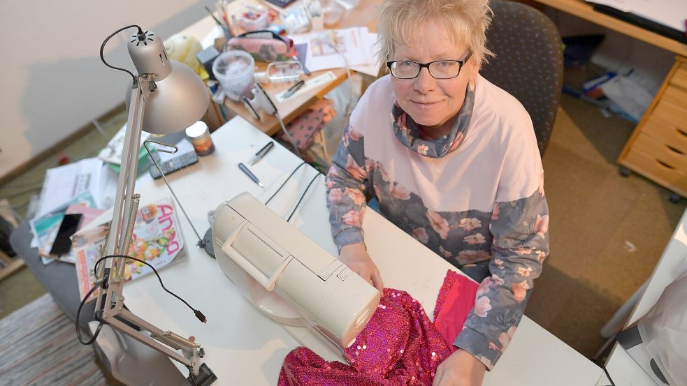Viele der Arbeiten für die Musicaldarsteller kann Inga Heyen in ihrem gut ausgestatteten Atelier zuhause in Wiesmoor übernehmen. Foto: Ortgies