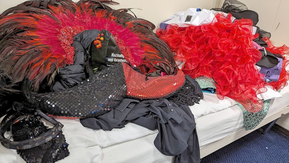 Auf der MS "Artania" galt es für Inga Heyen, auch den imposanten Kopfschmuck einiger Kostüme der Darsteller perfekt anzupassen. Foto: privat