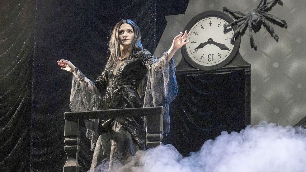 Die Kostümabteilung der Landesbühne Niedersachsen hat in diesem Jahr für die Musicalinszenierung der Addams Family unter anderem dieses aufwendige Kleid von Morticia Addams genäht. Leiterin Manuela Dillwitz sagt, die Arbeit mit Tüll habe ihr großen Spaß gemacht. Foto: Beinhorn