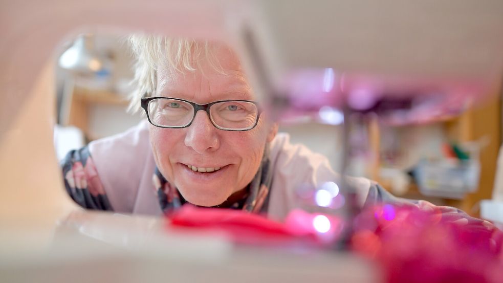 Jetzt kann Inga Heyen sich erst einmal anderen Nähprojekten widmen und ein wenig ausspannen. In drei Monaten geht dann die Vorbereitung auf einem der Schiffe zum Dienstantritt des neuen Casts los. Foto: Ortgies