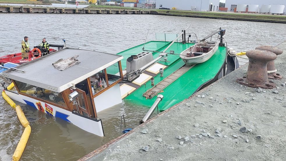 Am Donnerstag ist ein Binnenschiff im Emder Hafen untergegangen. Mittlerweile liegt es komplett auf Grund. Foto: Hafenbehörde