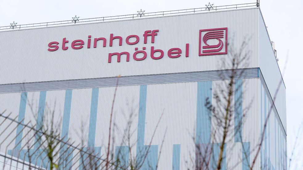 Um dieses Gebäude geht es: Steinhoff Möbel in Westerstede. Foto: Assanimoghaddam/DPA/Archiv