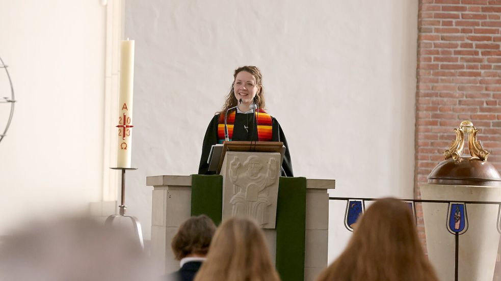 Mona Bürger ist die neue Pastorin in der Martin-Luther-Kirche. Über dem Talar trägt sie gerne auffällig bunte Stolen. Foto: Hock
