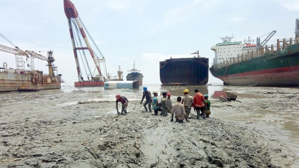 Matsch und Müll: Das Foto zeigt laut Shipbreaking Platform das Abwracken von Schiffen in Bangladesch. Die Organisation kritisiert die Arbeits- und Umweltbedingungen dort. Foto: Shipbreaking Platform