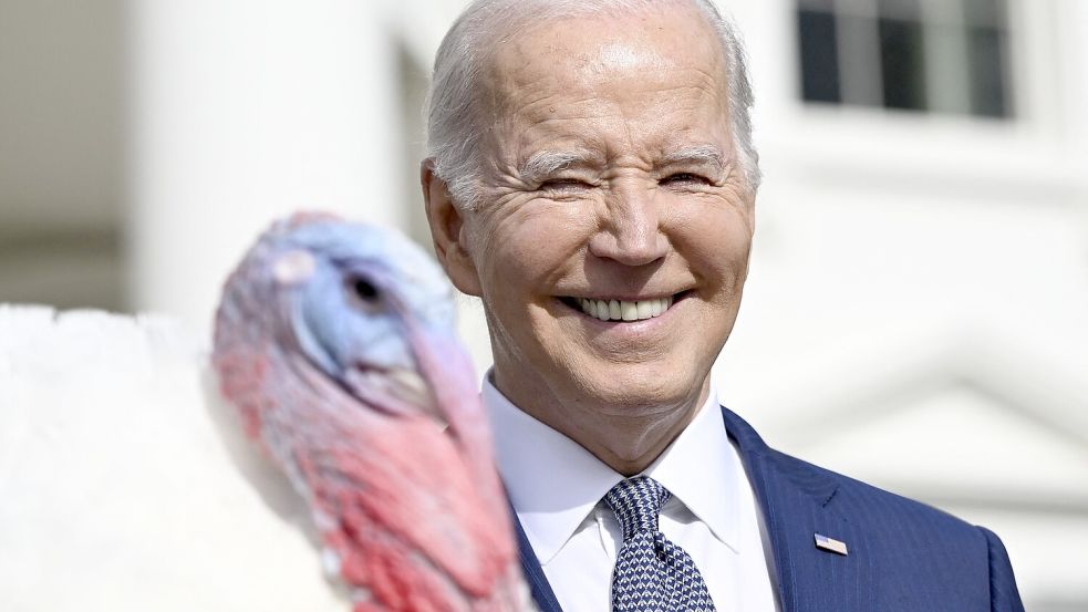 US-Präsident Joe Biden hat zwei Truthähne vor dem Backofen bewahrt. Foto: AFP/ANDREW CABALLERO-REYNOLDS