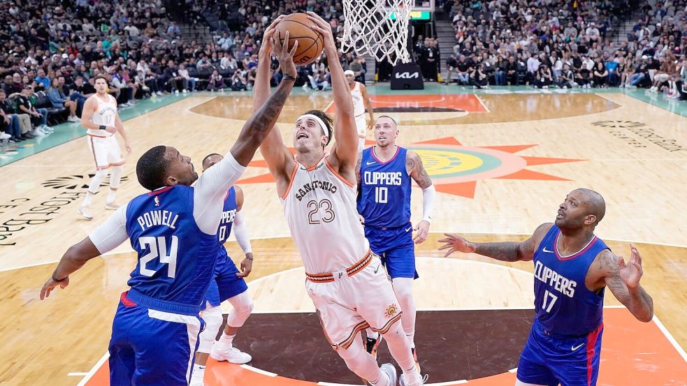 Spurs-Forward Zach Collins wird von Clippers-Guard Norman Powell (l) geblockt. Foto: Eric Gay/AP