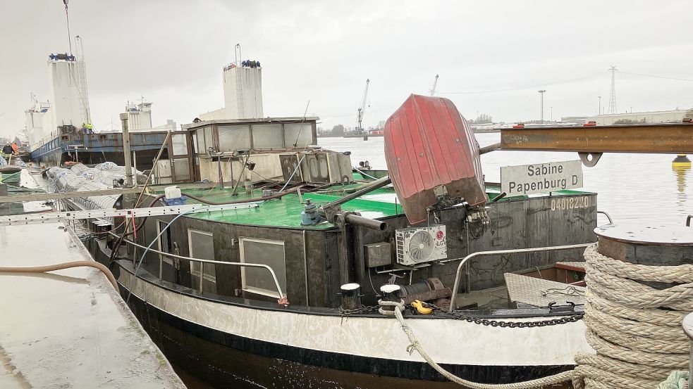 „Sabine“ mit Heimathafen Papenburg: Jetzt ist auch das Schiffsschild wieder über Wasser. Im Hintergrund hält die „Innovation“ das Schiffswrack am Haken. Foto: Schuurman