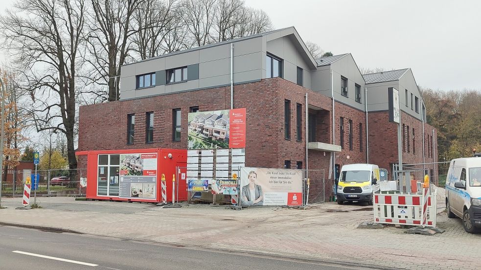 Für die weiteren Arbeiten muss der Container vor dem Sparkassen-Neubau in Loga abgebaut werden. Foto: Hassan