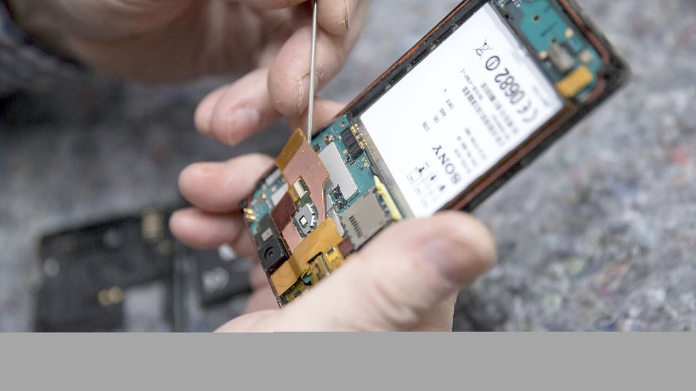 Anstatt kaputte Geräte zu ersetzen, kann man sie oft noch repariert werden. Durch ein neues EU-Gesetz soll das in Zukunft sogar vorrangig geschehen. Foto: dpa/Florian Schuh