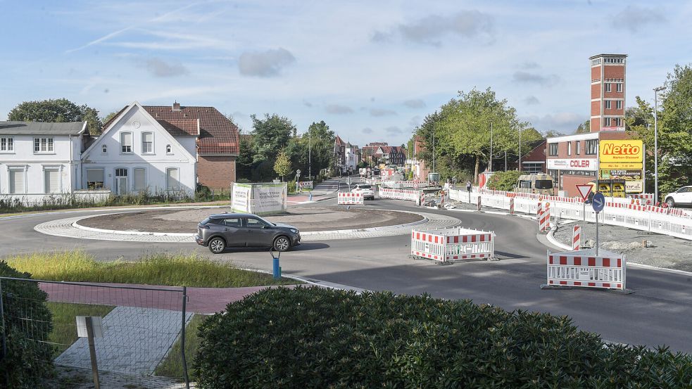 Der Kreisel am Ostende der Fockenbollwerkstraße ist schon fertig. Nun gehen die Arbeiten an anderer Stelle weiter. Foto: Ortgies