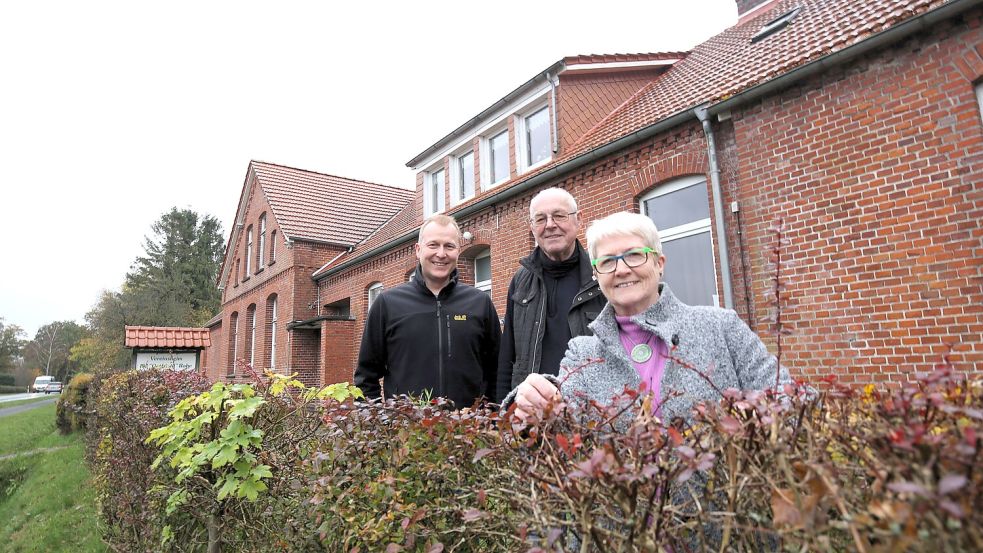 Vor dem Vereinsheim des Boßelvereins (BV) „Ostfrisia“ Rahe an der Oldersumer Straße stehen (von links) Arno Penning vom BV, Hinrich Wilts vom Dörpverein und Ortbürgermeisterin Antje Harms. Foto: Böning