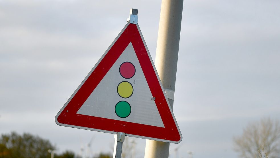 In der Gemeinde Hinte wurde ein Mann vom Sicherheitspersonal von einem Autofahrer angefahren. Dieser wollte sich offenbar nicht an die Straßensperrung halten. Foto: Wagenaar