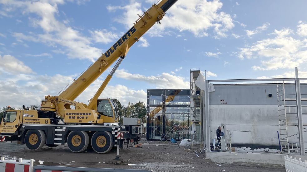 Noch Anfang November sah alles nach Großbaustelle beim Rewe im Gewerbegebiet Harsweg aus. Nun ging alles doch recht schnell: An diesem Donnerstag wird der Supermarkt eröffnet. Foto: Schuurman/Archiv