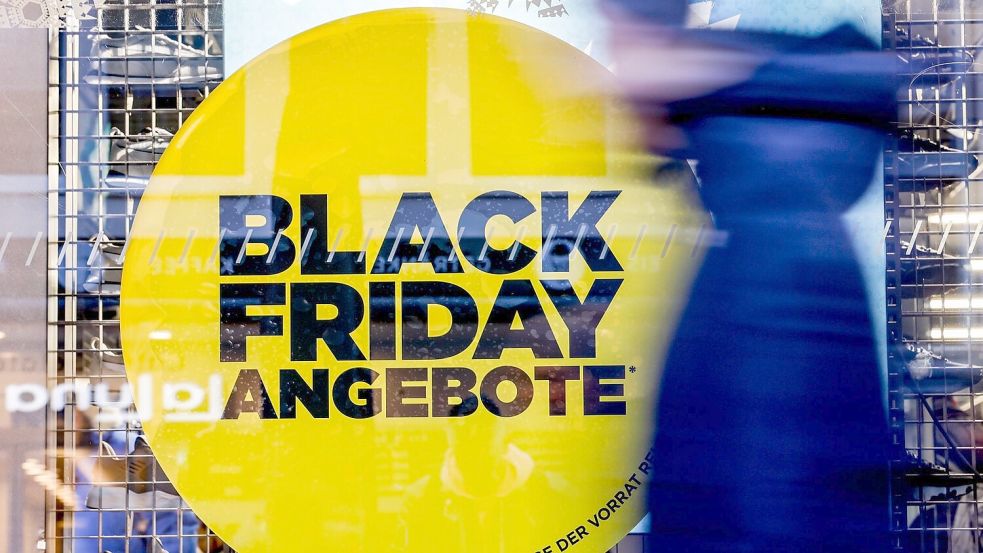 Rabatt-Tage wie der Black Friday (24. November) und der Cyber Monday (27. November) sind umstritten. Foto: Axel Heimken/dpa