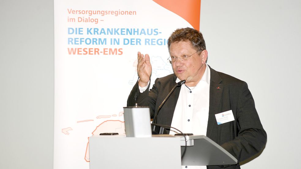 Niedersachsens Gesundheitsminister Dr. Andreas Philippi (SPD) hatte mit Blick auf die Reformierung des Krankenhauswesens einen Tipp für die beiden Leeraner Kliniken. Foto: Ellinger