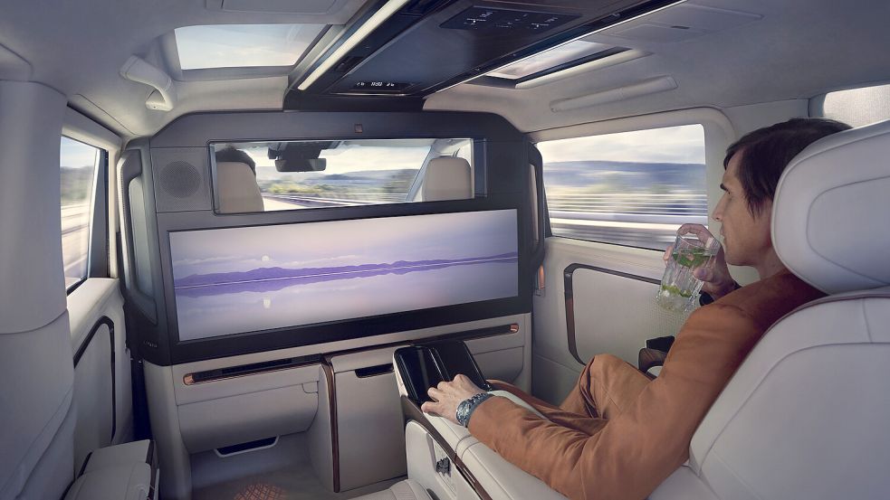 Ein 48 Zoll großer Bildschirm in der Trennwand dominiert das luxuriöse Passagier-Abteil. Foto: Lexus