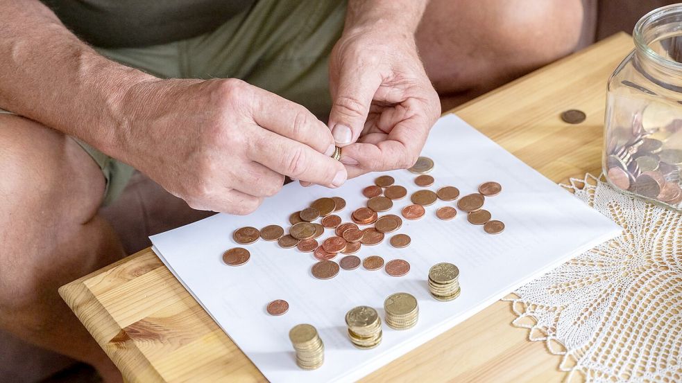 Wenn die Rente nicht ausreicht, zählen selbst kleine Beträge. Foto: Benjamin Nolte/dpa-tmn