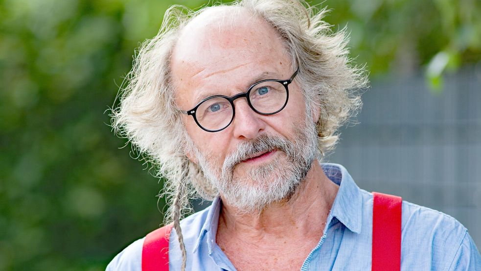 Krimi-Autor Klaus-Peter Wolf kommt ins Saterland. Am 11. April liest er in der Aula des Schulzentrums Saterland in Ramsloh aus seinem neuesten Roman. Es geht um Ann Kathrin Klaasens 18. Fall. Und - soviel können wir schon mal verraten: Es wird tödlich. Foto: Weßling