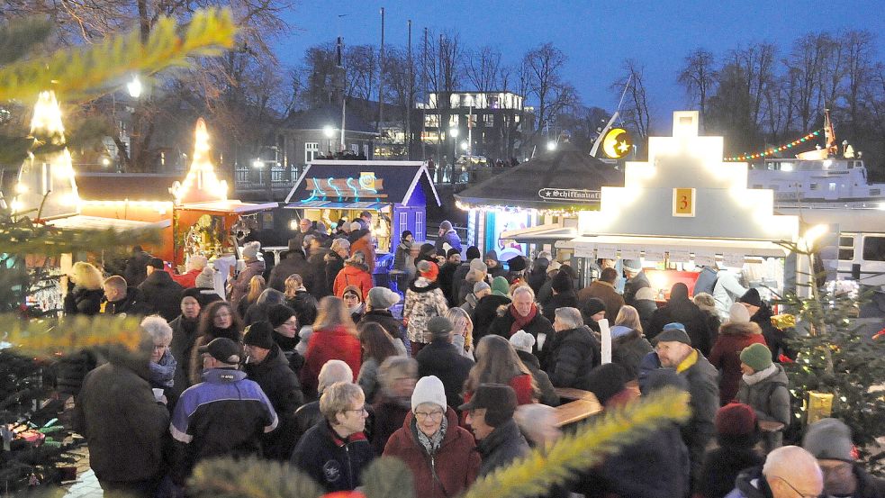 Der Wiehnachtsmarkt achter d‘ Waag in Leer ist beliebt. Foto: Wolters/Archiv