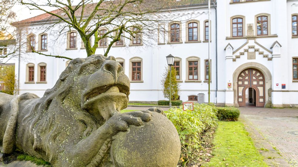 Das Auricher Schloss ist in den Jahren 1851 bis 1855 unter Landesbaumeister Ernst Heinrich Blohm errichtet worden. Früher stand an dieser Stelle eine Burg, die Graf Ulrich Cirksena gebaut hatte. Heute beherbergt das Schloss unter anderem das Landgericht und einige Behörden. Foto: Ortgies