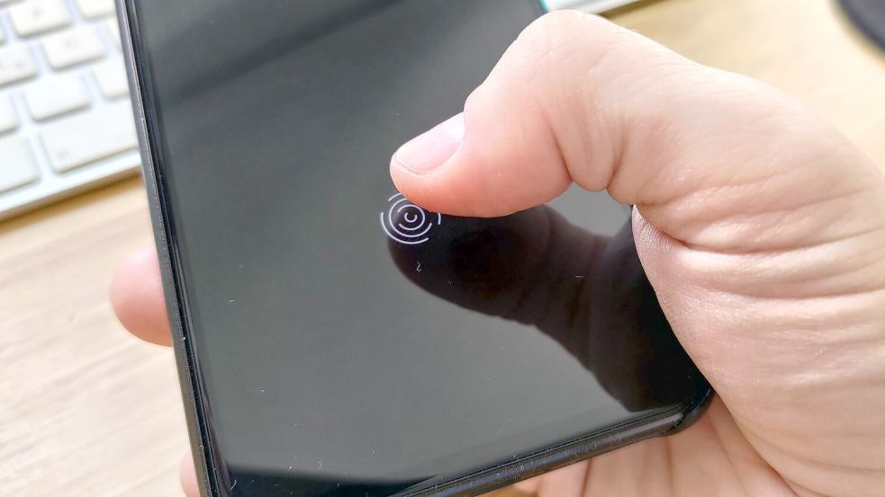 Eine Bildschirmsperre ist die erste Hemmschwelle, damit nicht jeder Zugriff auf das Smartphone hat. Foto: Till Simon Nagel/dpa-tmn