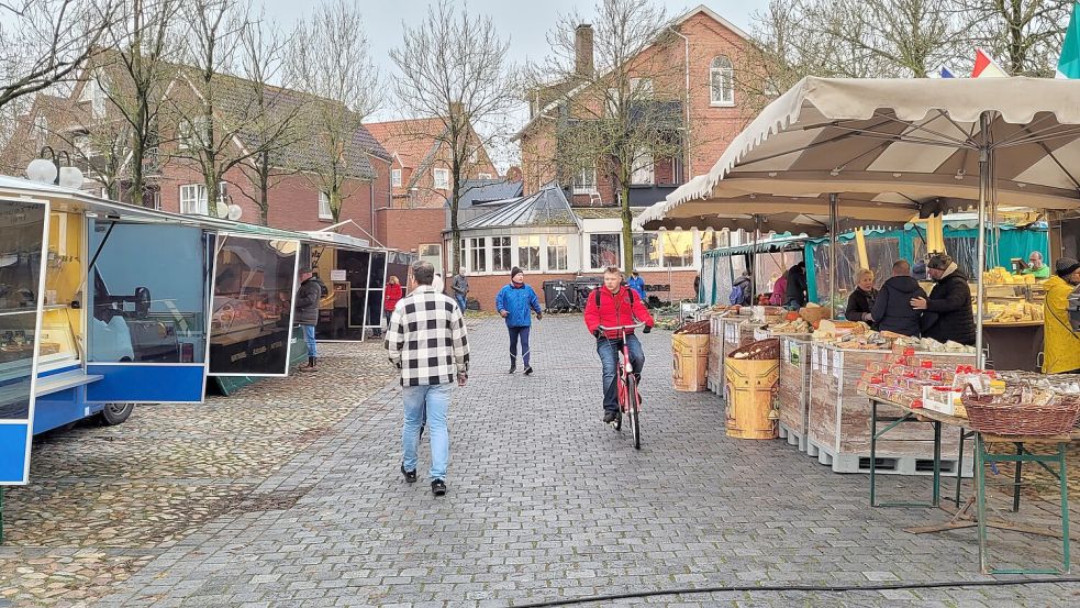 Die Wochenmarktstände sind nun anders angeordnet. Foto: Wolters