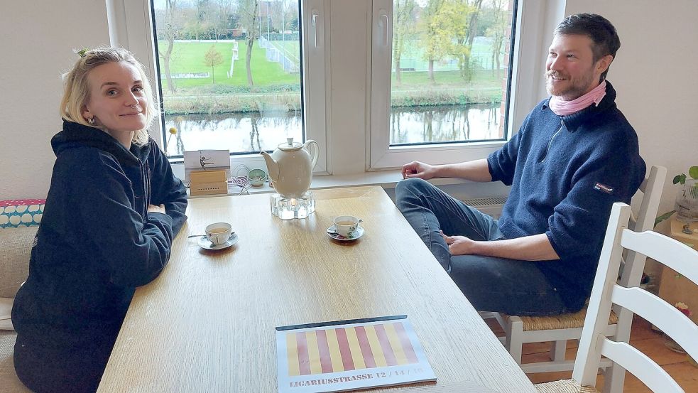 Kirsten Bremehr und Jan Ohling wohnen im Haus mit der Nummer 16 an der Ligariusstraße. Ihre Wohnung hat einen schönen Ausblick auf den Ems-Jade-Kanal. Foto: Hanssen