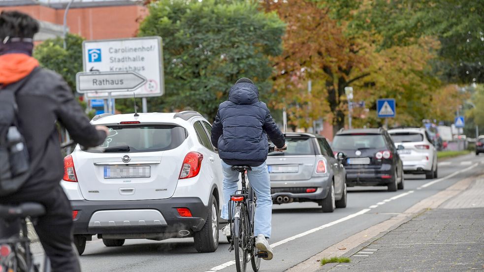 Der Mindestabstand von 1,50 Metern zu Radfahrern kann auf dem Fischteichweg nicht eingehalten werden. Foto: Ortgies