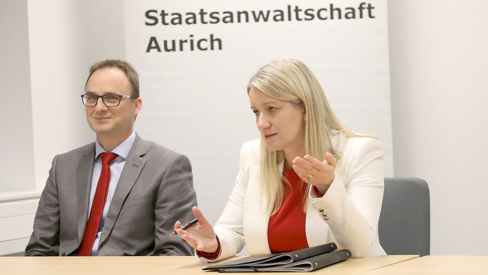 Landesjustizministerin Dr. Kathrin Wahlmann und der Auricher Leitende Oberstaatsanwalt Florian Eiser.Foto: Romuald Banik